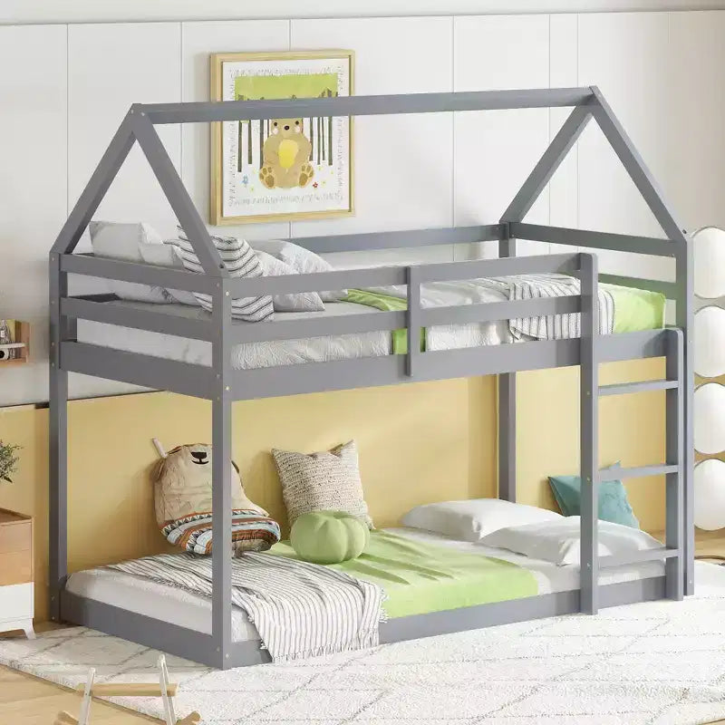 Etagenbett aus Kautschukholz in Hausform mit Leiter und Geländern, Twin-over-Twin, für Kinder