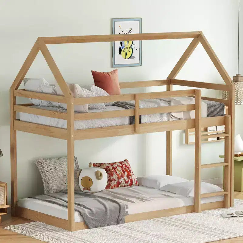 Etagenbett aus Kautschukholz in Hausform mit Leiter und Geländern, Twin-over-Twin, für Kinder