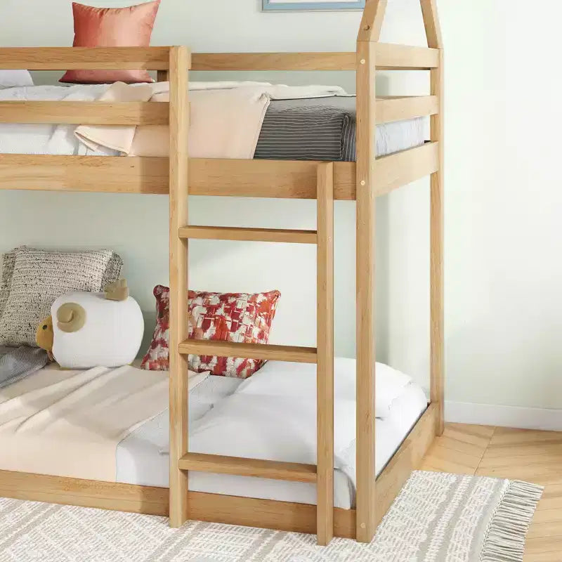 Etagenbett aus Kautschukholz in Hausform mit Leiter und Geländern, Twin-over-Twin, für Kinder