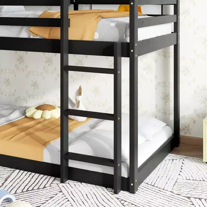 Etagenbett aus Kautschukholz in Hausform mit Leiter und Geländern, Twin-over-Twin, für Kinder
