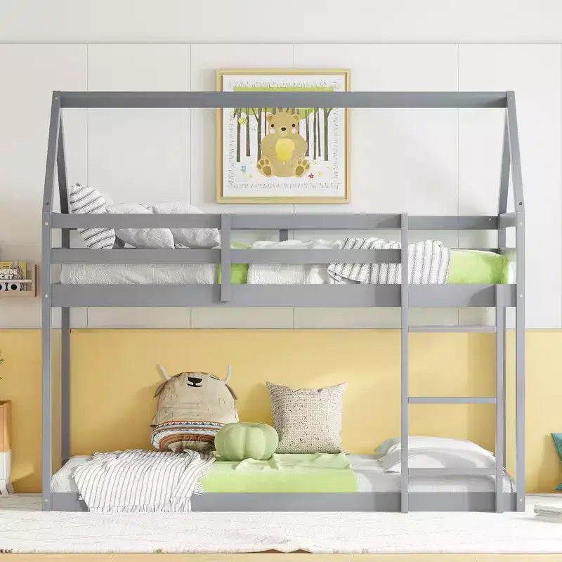 Etagenbett aus Kautschukholz in Hausform mit Leiter und Geländern, Twin-over-Twin, für Kinder