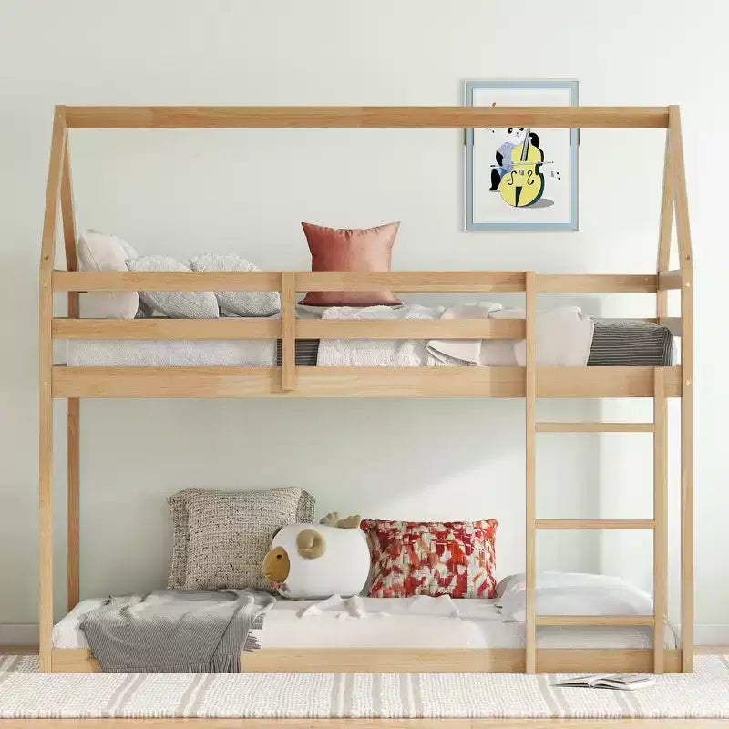 Etagenbett aus Kautschukholz in Hausform mit Leiter und Geländern, Twin-over-Twin, für Kinder