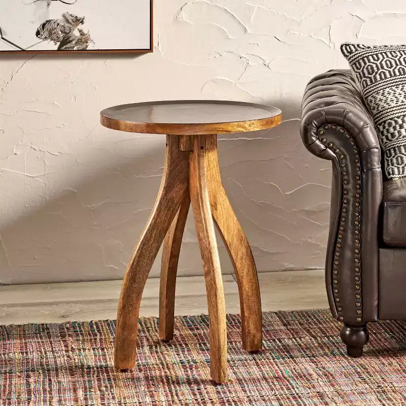 Eleganter Boho Mangoholz-Beistelltisch, kurvige Tischplatte in Erdtönen, Ablagetisch für das Wohnzimmer