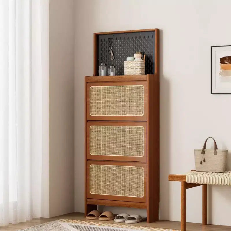 Walnuss-Rattan-Schuhschrank mit 3 Klappschubladen & Lochplatte, 65 Schmaler Eingangsschrank mit Kippschutz