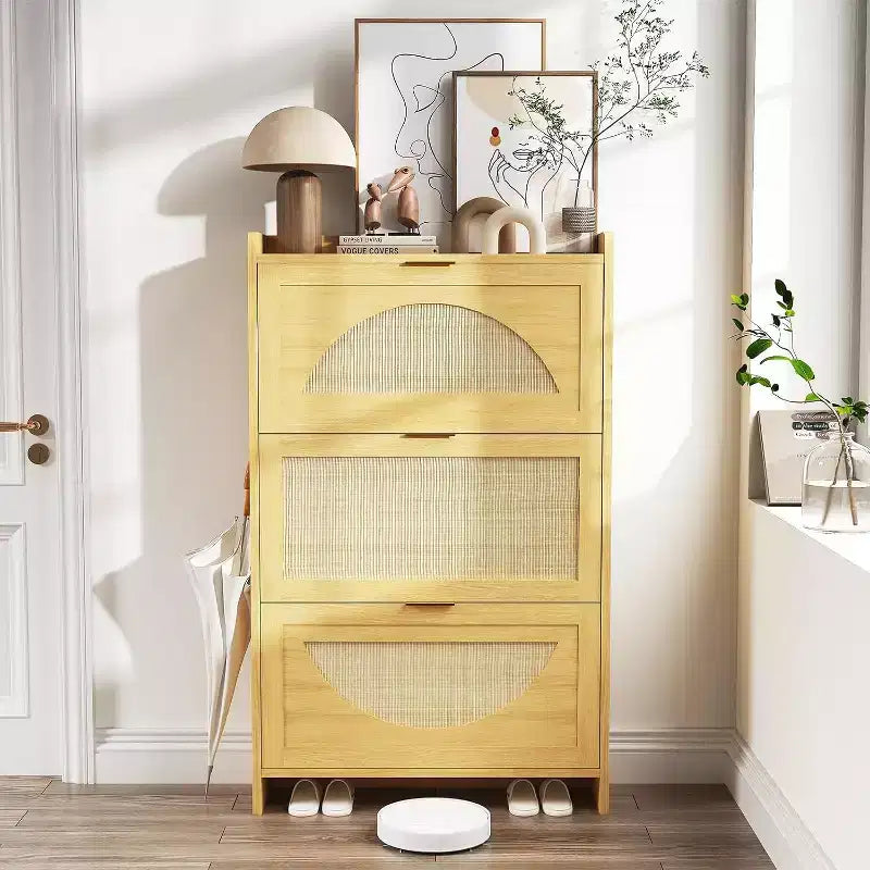Rattan-Schuhschrank mit 3 Klappschubladen, freistehender schmaler Schuhschrank mit Rattantüren, Schuhregal aus Holz für den Eingangsbereich