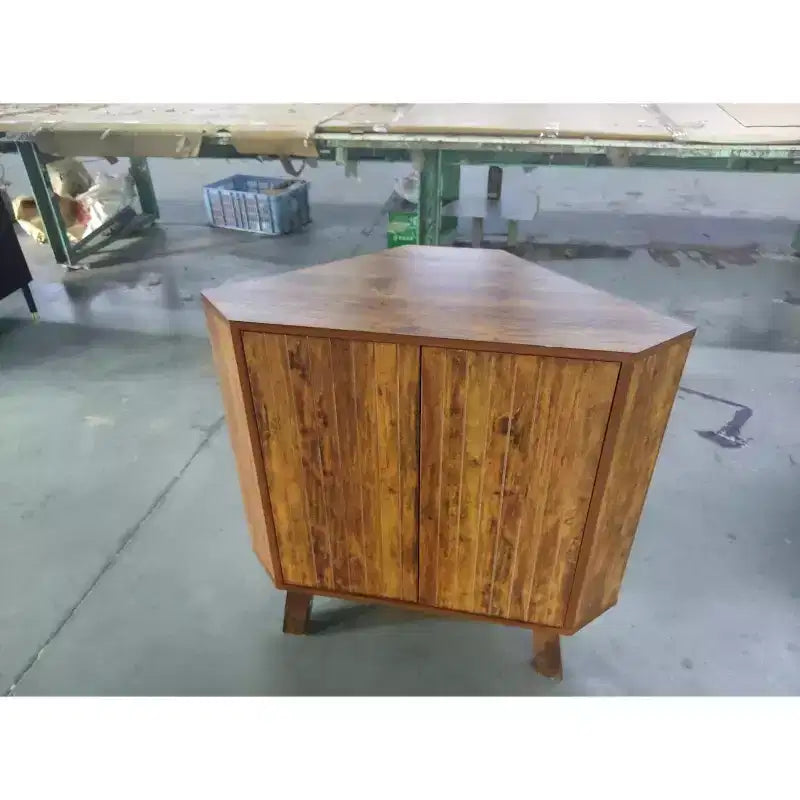 Eckschrank im Landhausstil, dreieckiger Tisch mit 3 Etagen, verstellbarem Regal und Türen, für das Wohnzimmer
