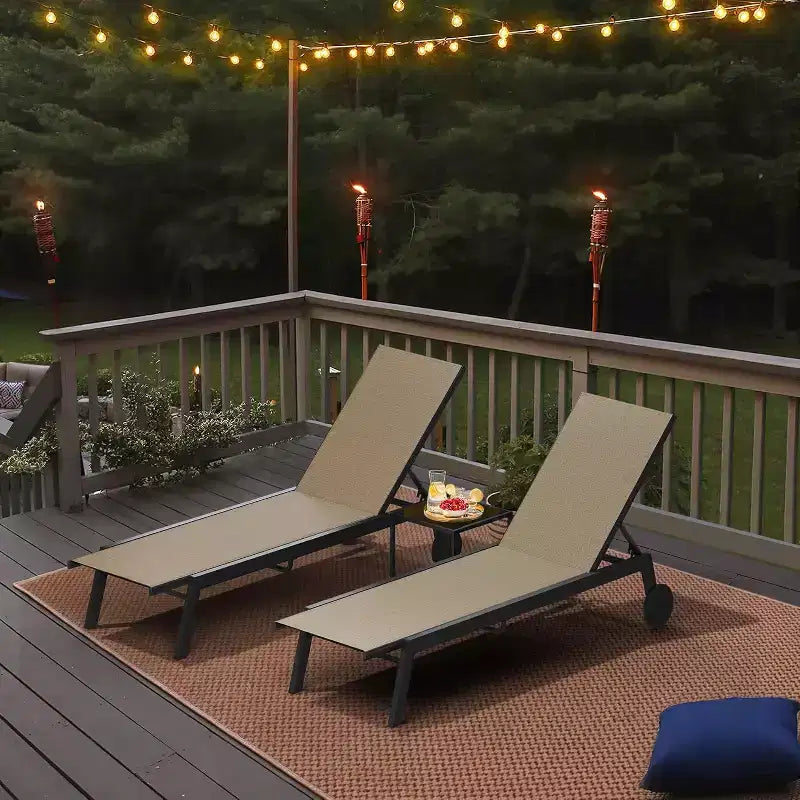 2 Terrassen-Sonnenliegen mit Beistelltisch, verstellbare Outdoor-Liege mit Rollen, für Pool, Garten, Hof, Braun